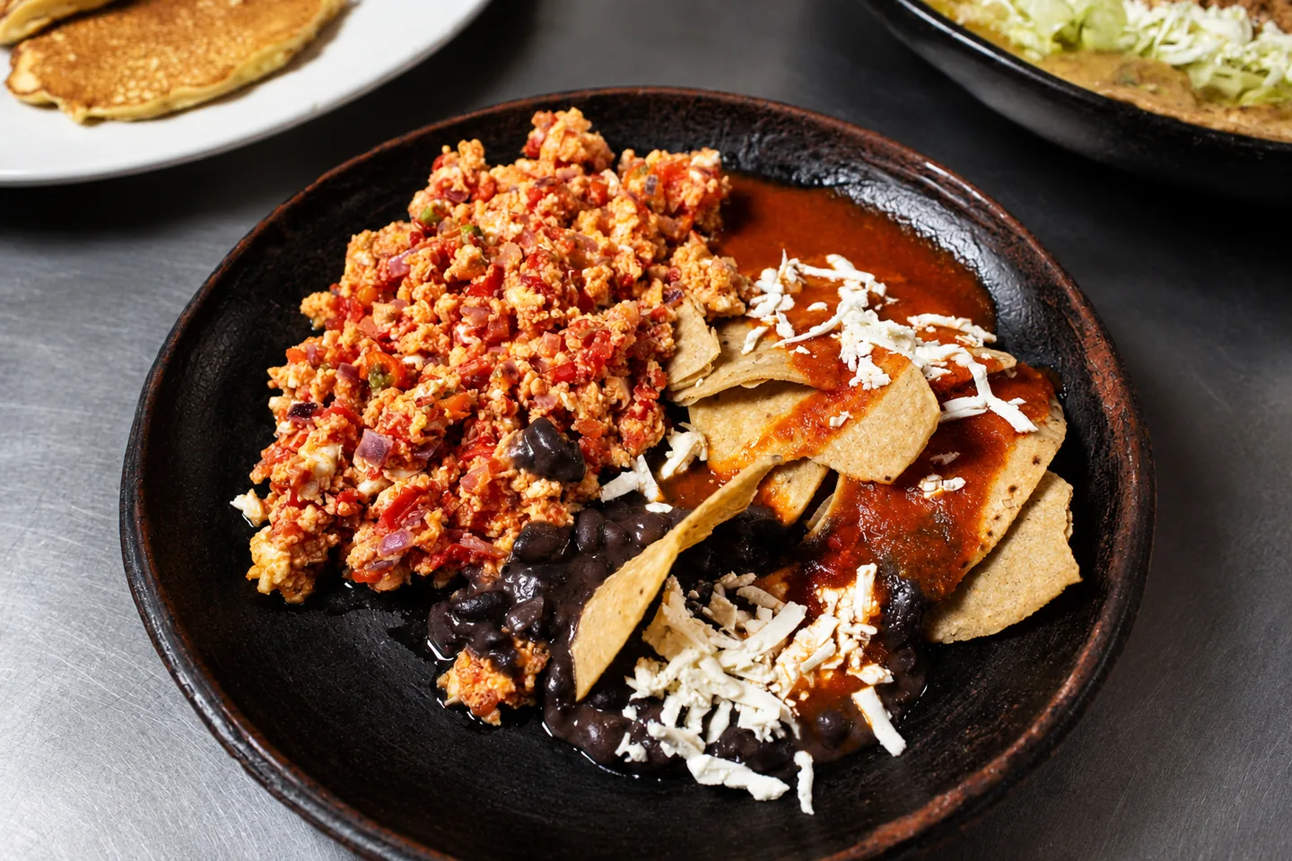 Huevo a la mexicana acompa&ntilde;ado con frijoles y chilaquiles