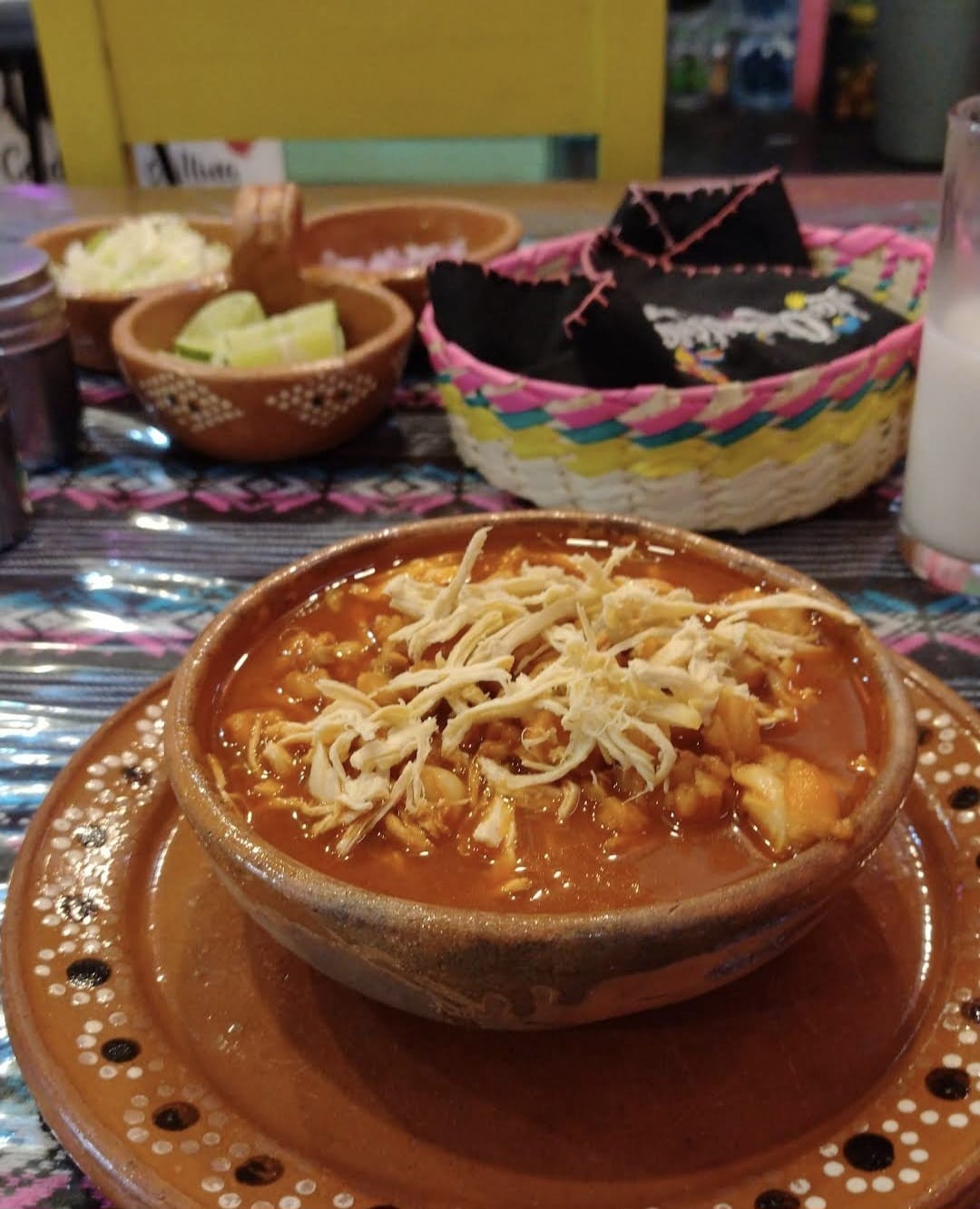 Pozole servido en plato de barro